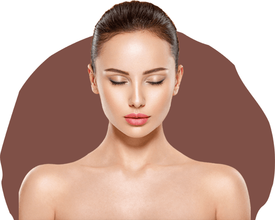 bela modelo de olhos fechados