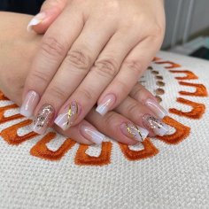 Unhas alongadas com fibra de vidro e decoradas