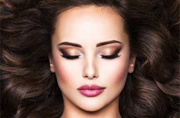 Linda mulher maquiada